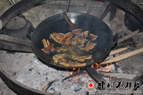 DSC1.jpg 羌族人特殊的饮食用具